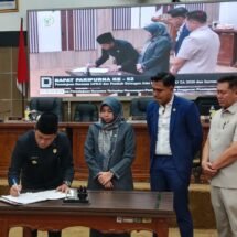 Bersama DPRD, Bupati Balangan Tanda Tangani Pengesahan Raperda APBD 2026