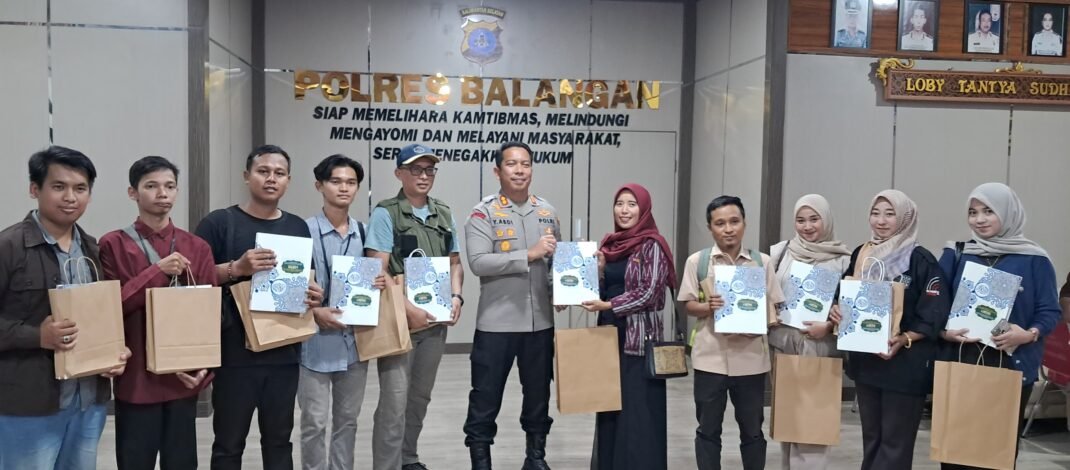 Kapolres Balangan Hadiahi Wartawan Mushaf Al-Qur’an