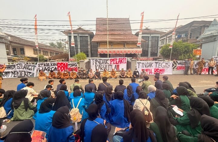 Massa Mahasiswa Dan Warga HSU Kembali Sambangi Kantor DPRD, Kabut Asap Hingga Meroketnya Harga BBM Dikeluhkan